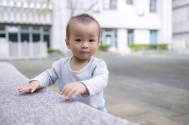 Mutlu bebek dışarıda oynuyor. 