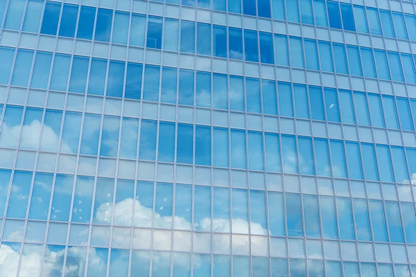 Blaue saubere Glaswand eines modernen Wolkenkratzers — Stockfoto