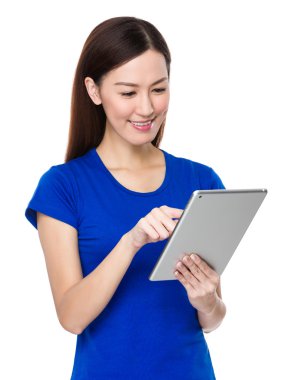 Asyalı genç kadın mavi tişört içinde