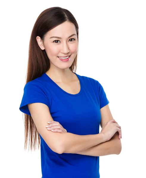 Asiatische junge Frau im blauen T-Shirt — Stockfoto