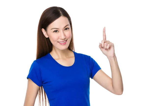 Азиатская девушка в голубой футболке — стоковое фото