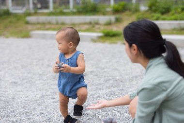 Mutlu anne oğluyla eğleniyor.
