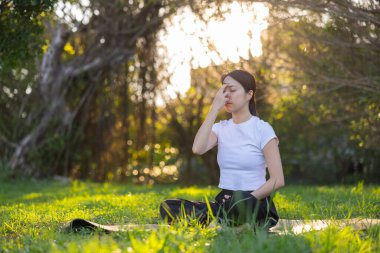 Pranayama nefes egzersizi yapan genç bir kadın.