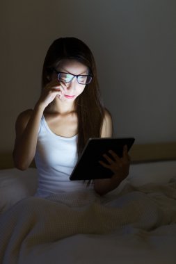 dijital tablet kullanan kadın