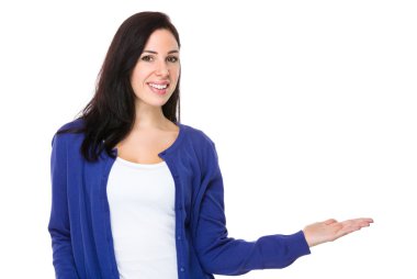 Mavi hırka beyaz genç kadın