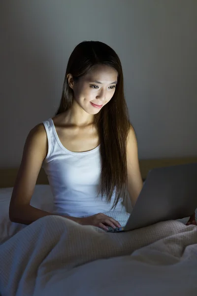 Mulher trabalhando durante a noite com laptop — Fotografia de Stock