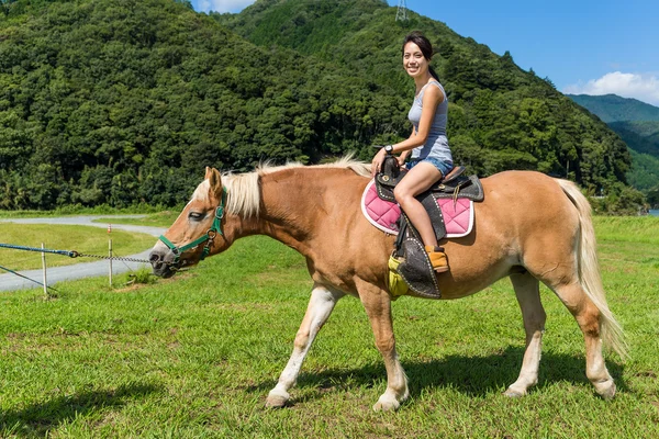 Woman riding horse in countryside — Stock Photo, Image