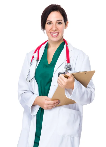 Donna caucasica medico in cappotto bianco — Foto Stock