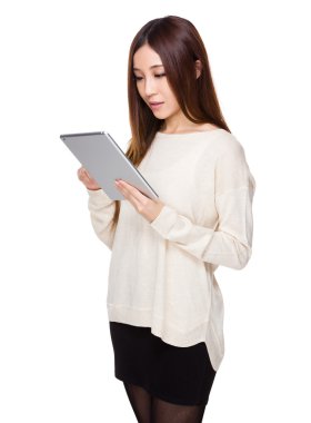 Bej kazaklı Asyalı genç kadın