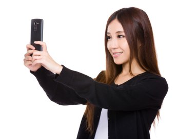 Asya genç kadın siyah hırka