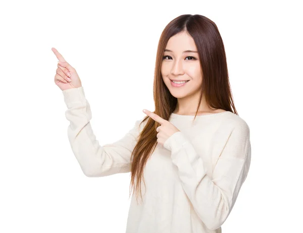 Asiatico giovane donna in beige maglione — Foto Stock