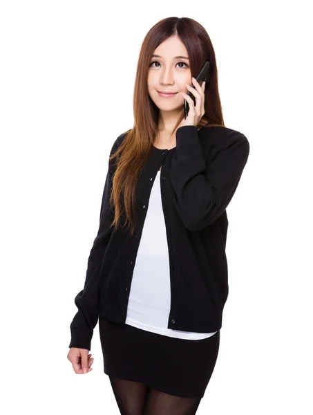 Aziatische jonge vrouw in zwarte cardigan — Stockfoto