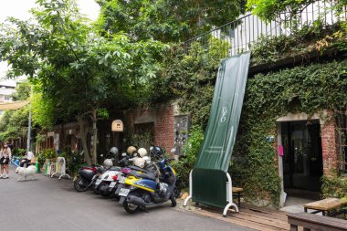 Tayvan 27 Ekim 2025: Taichung şehir sokağındaki mağazaları yeşil santral doldurdu