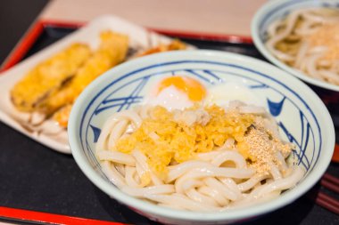 Japon soğuk udon eriştesi sosla servis edilir.