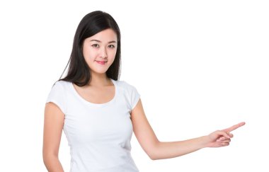 Beyaz t-shirt Asyalı genç kadın