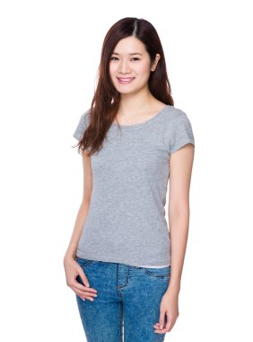 Asyalı genç kadın içinde gri t-shirt