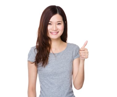 Asyalı genç kadın içinde gri t-shirt