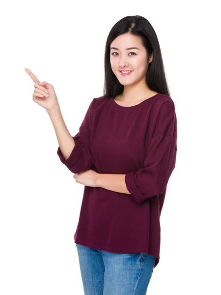 Asiatische junge Frau im roten Pullover — Stockfoto