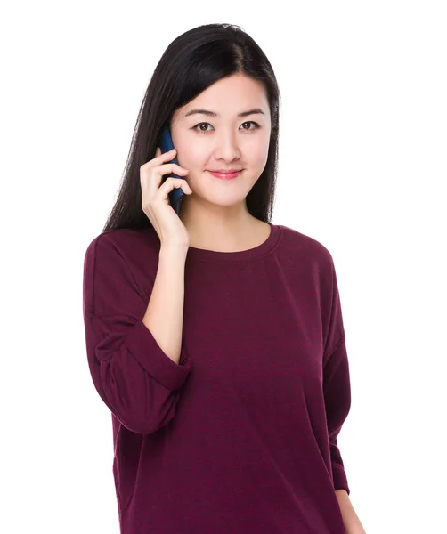 Asiatische junge Frau im roten Pullover — Stockfoto
