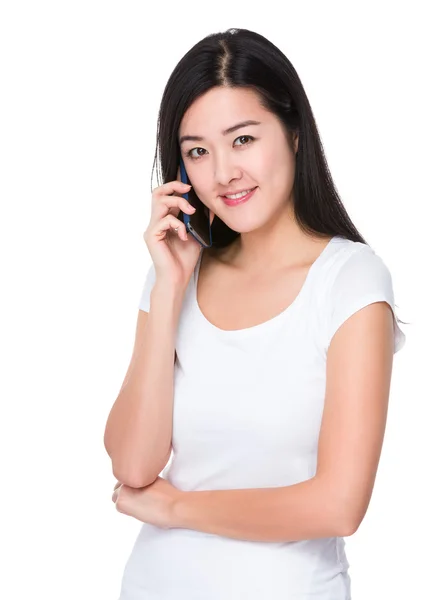 Asiatische junge Frau im weißen T-Shirt — Stockfoto