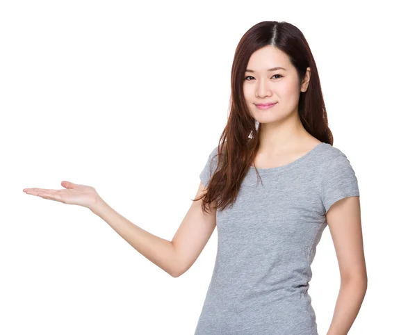 Asiatische junge Frau im grauen T-Shirt — Stockfoto