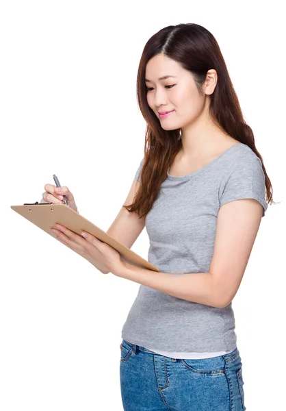 Mujer joven asiática en camiseta gris — Foto de Stock