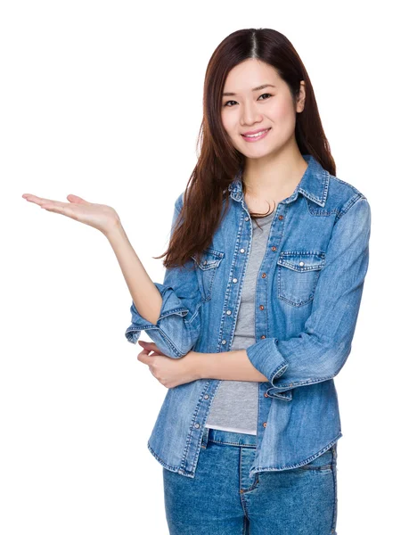 Asiática joven mujer en jean camisa — Foto de Stock