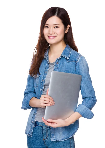 Aziatische jonge vrouw in jean shirt — Stockfoto