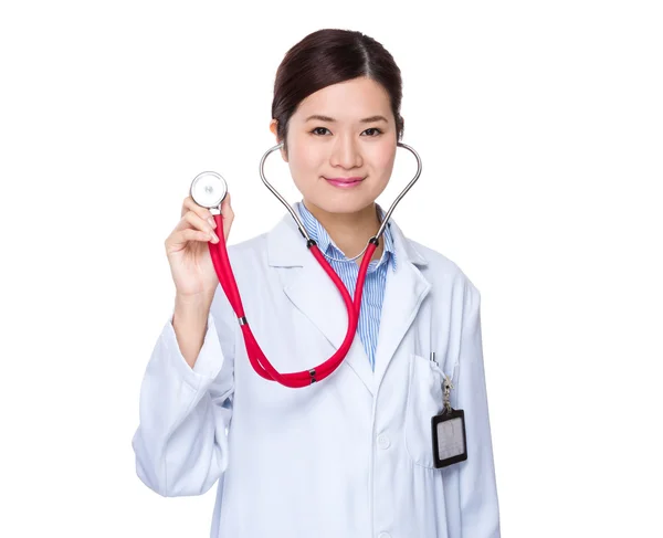 Asiatico donna medico in bianco cappotto — Foto Stock