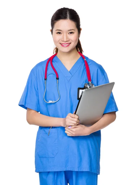 Азіатська жінка лікар в синій формі — стокове фото