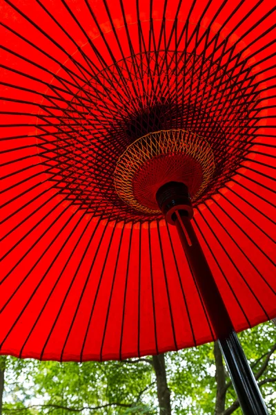 Rode Oosterse paraplu — Stockfoto