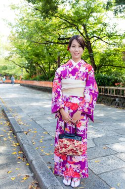 Asyalı kadın giyiyor kimono elbise