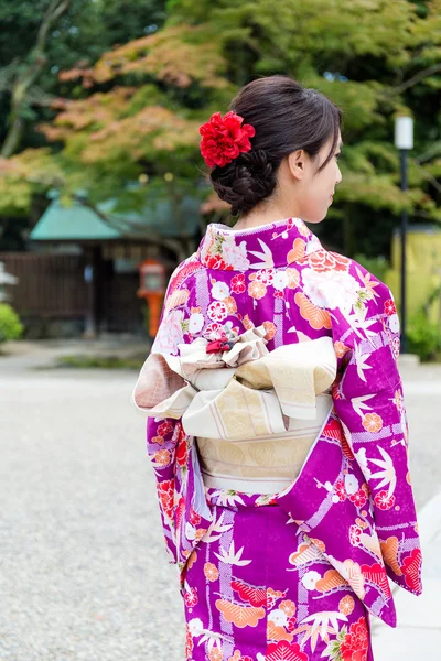 Японка в традиционном кимоно — стоковое фото