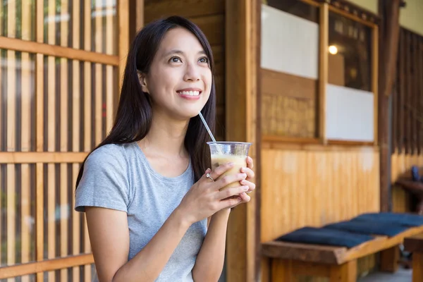 Азиатская девушка пьет кофе — стоковое фото