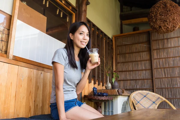 아시아 젊은 여성 음료 커피 — 스톡 사진