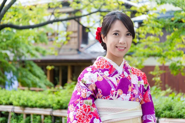 Aziatische vrouw dragen kimono jurk — Stockfoto