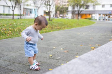 Bebeğim, dışarıdaki yaprağa bak.