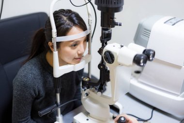 Göz kontrolü için kliniğe gelen kadın.