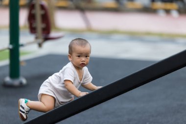 Küçük bebek dışarıda oyun oynarken eğleniyor.