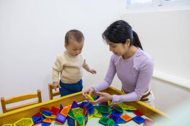 Evde anne ve bebek oyuncağı şekilleri