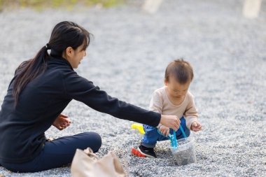 Ana rehber bebek parkta taş kazıyor.