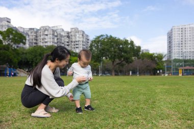 Anne ve küçük çocuk dışarıda eğleniyor.