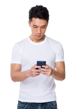 Beyaz t-shirt Asya yakışıklı adam