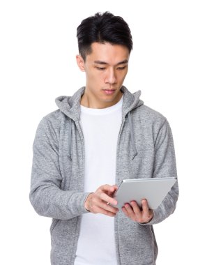 Gri süveterli Asya yakışıklı adam