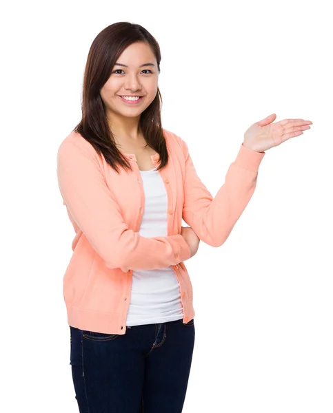 Asiatische junge Frau in rosa Strickjacke — Stockfoto