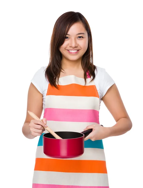 Aziatische jonge huisvrouw in schort — Stockfoto