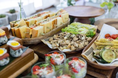 Brunch partisi için taze büfe yemek masası