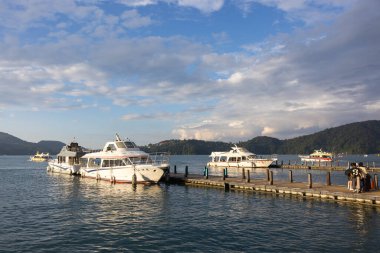 Tayvan 25 Ekim 2025: Sun Moon Gölü manzaralı tekne iskelesi