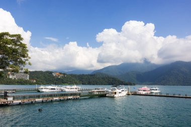 Tayvan 26 Ekim 2025: Huzurlu su ve dağlarla Güneş Ay Gölü manzarası