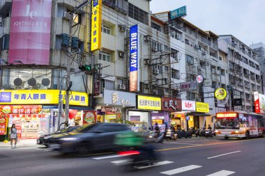 Tayvan 27 Ekim 2025: Taichung Fengjia gece marketi sokak yemekleri